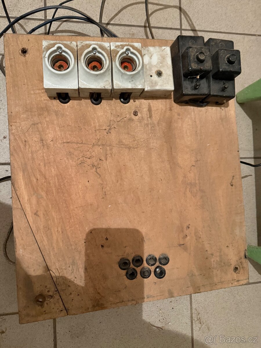 Porcelánový jistič - 2