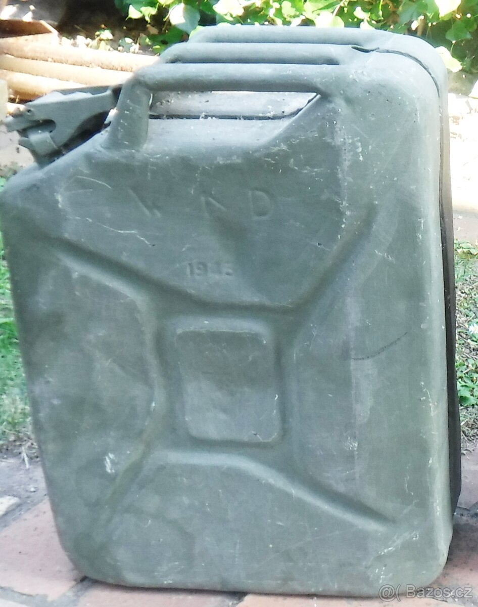 Kanystry 2x20 a 1x10 litrů - 2