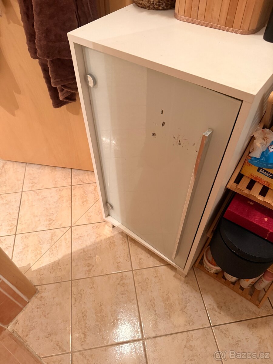 Skřínky do koupelny cena za vše CENU NABÍDNETE - 2