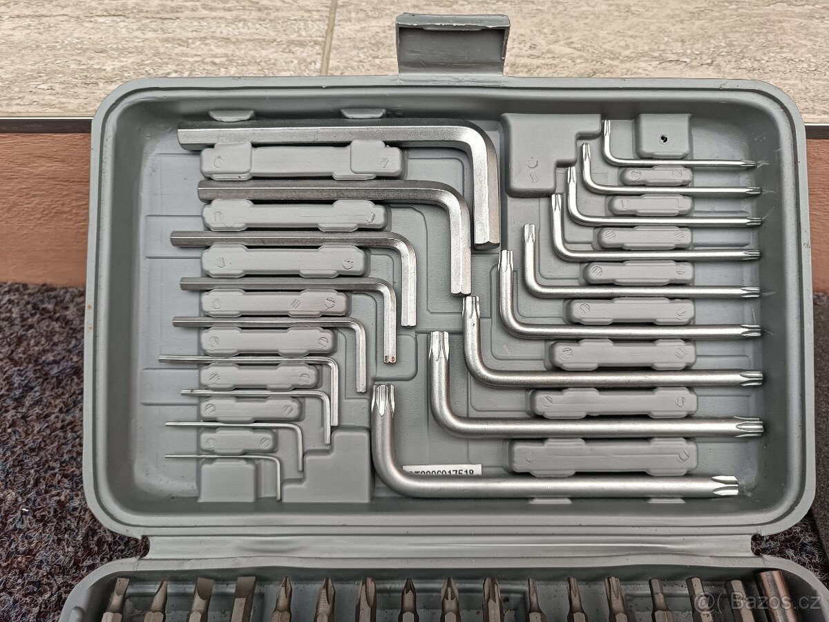 Sada bitů+ šroubováků na bity v kufříku. - 2