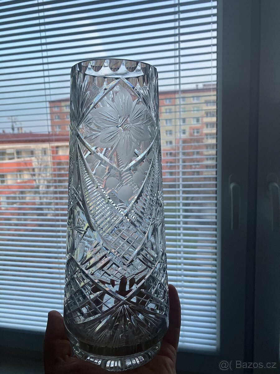 Broušená skleněná váza - 2