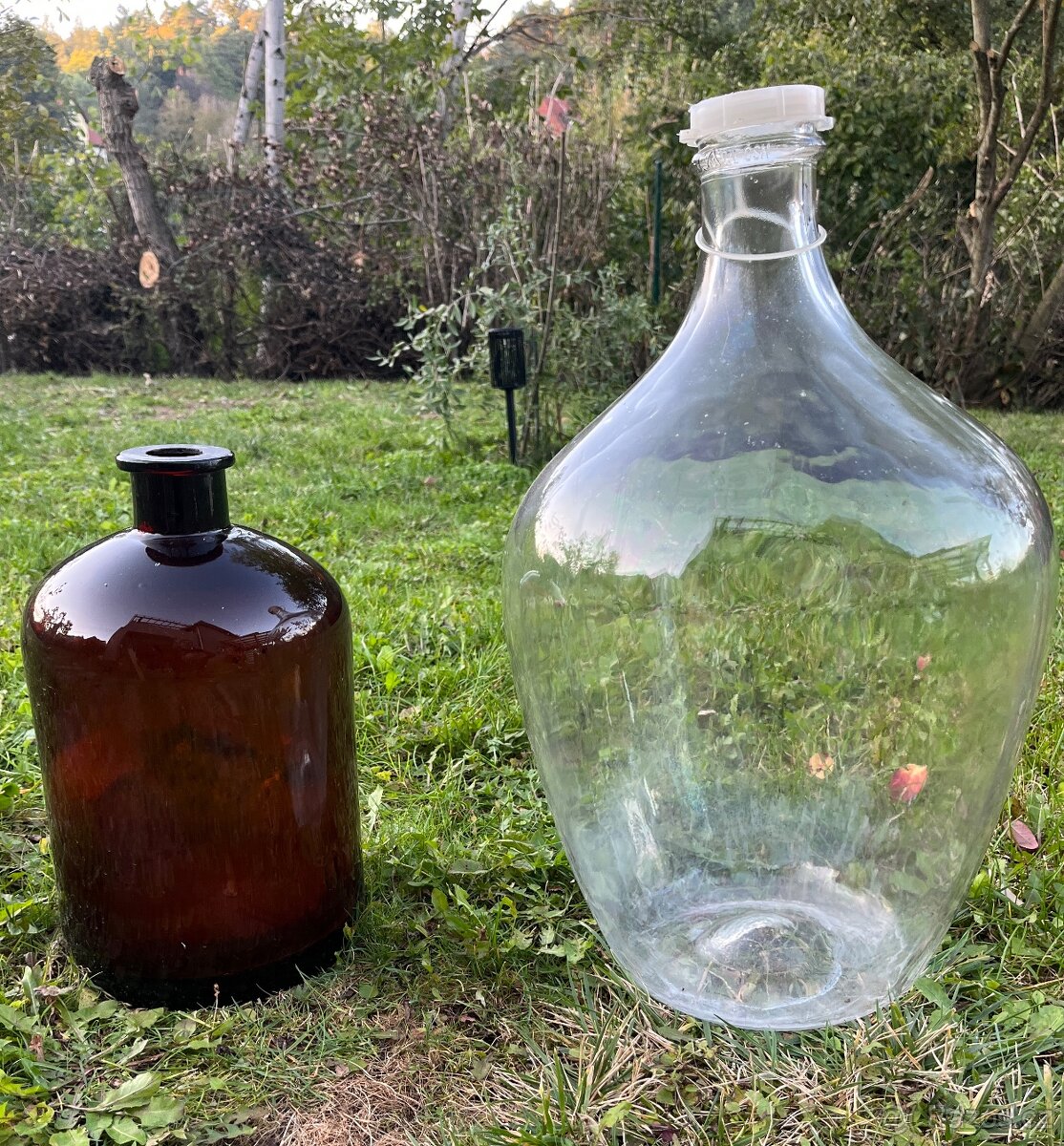 Skleněné nádoby – 25 l demižon + hnědá laboratorní láhev - 2