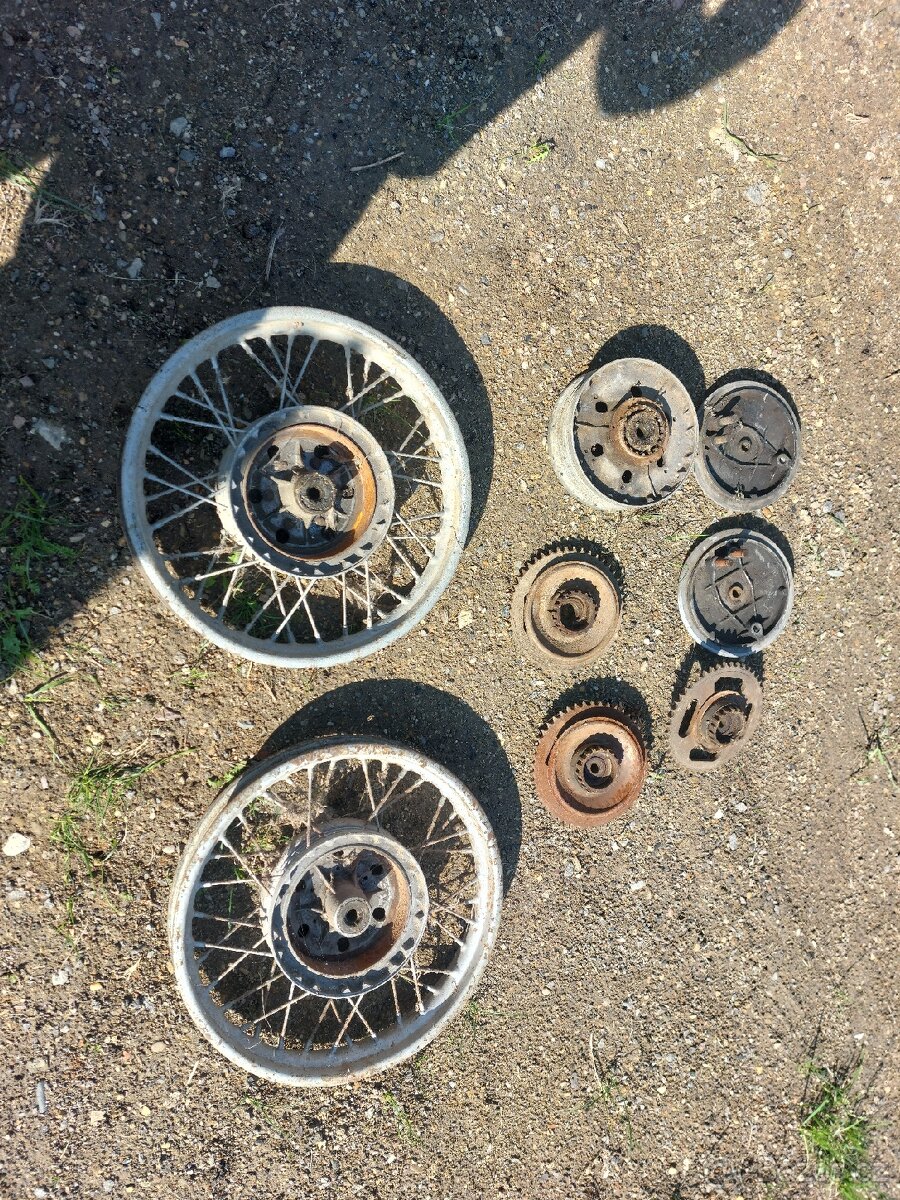 Kola na Jawa kyvacka velká. Cena za vše. - 2