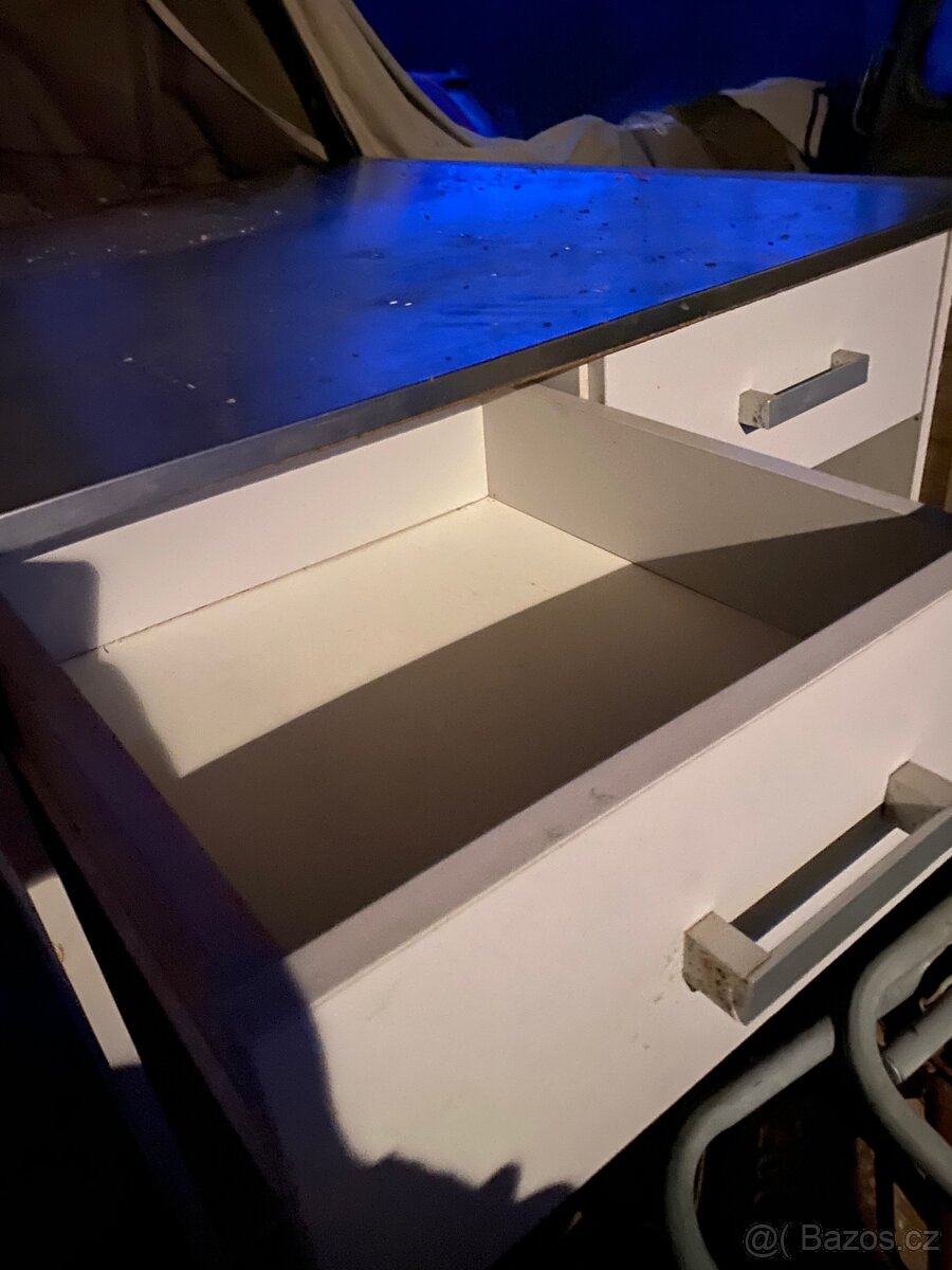 Stůl s nerezovou plochou - 2