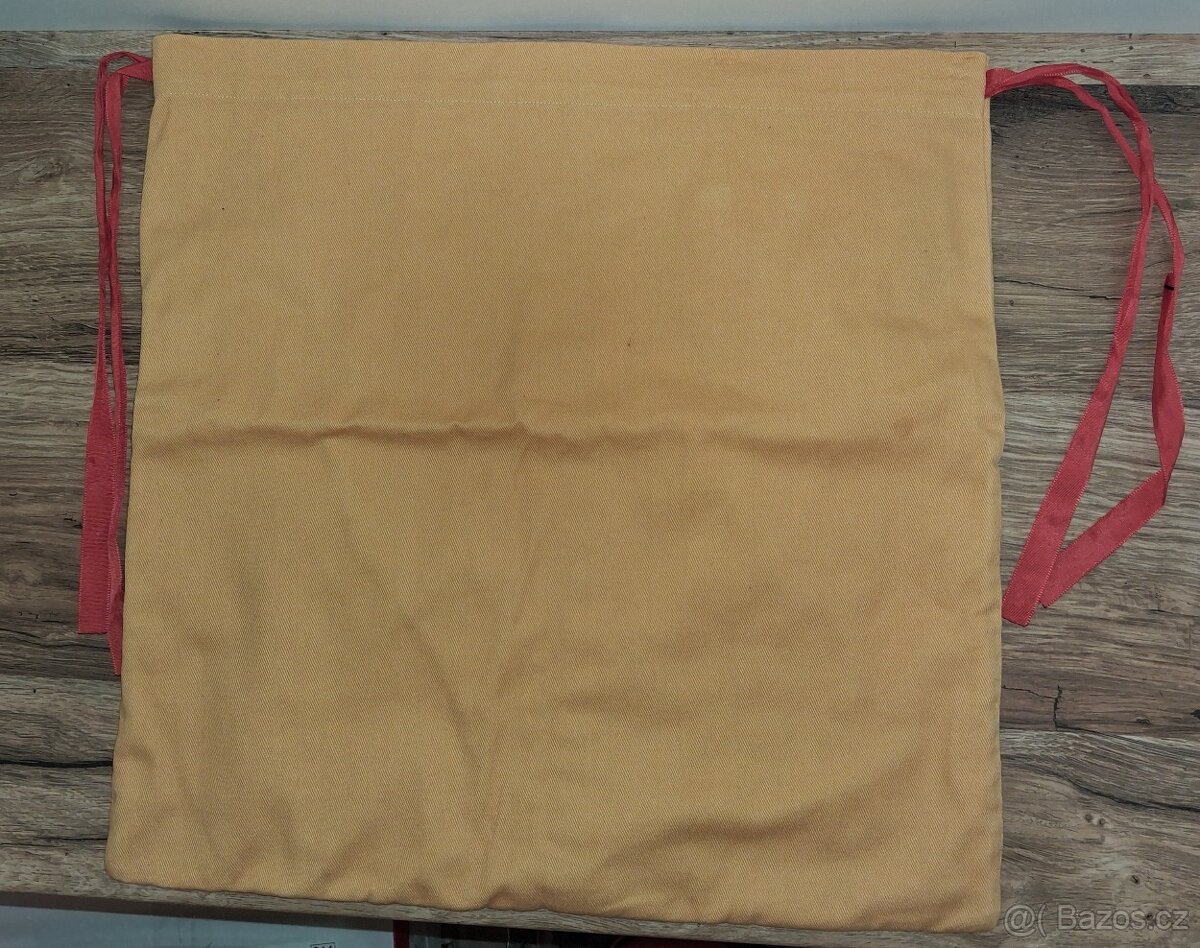 Školní kapsář na lavici - 2