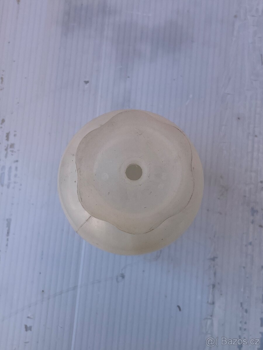 Plastové lahve s uzávěrem - 2