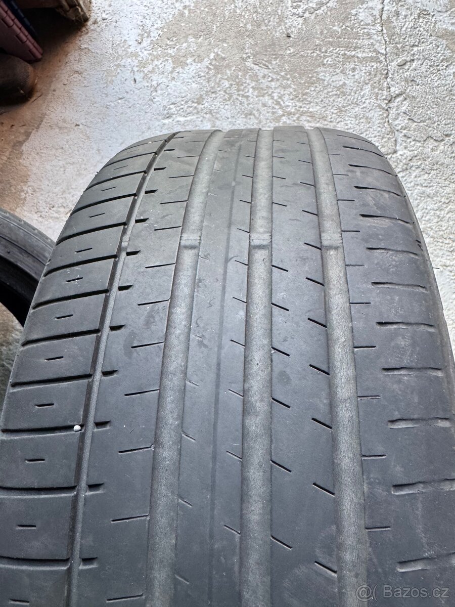 Letní pneu 235/45 r18 - 2