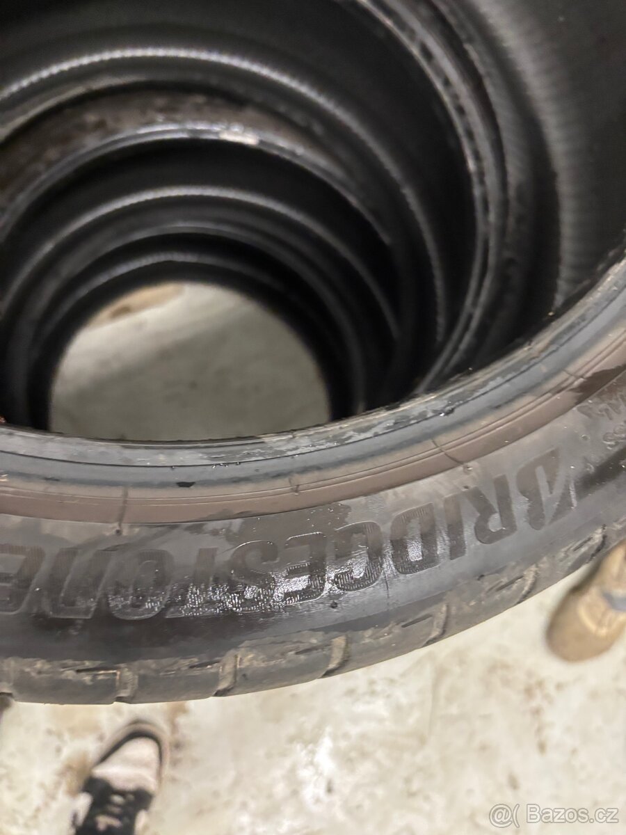 235/40 R19 - 2