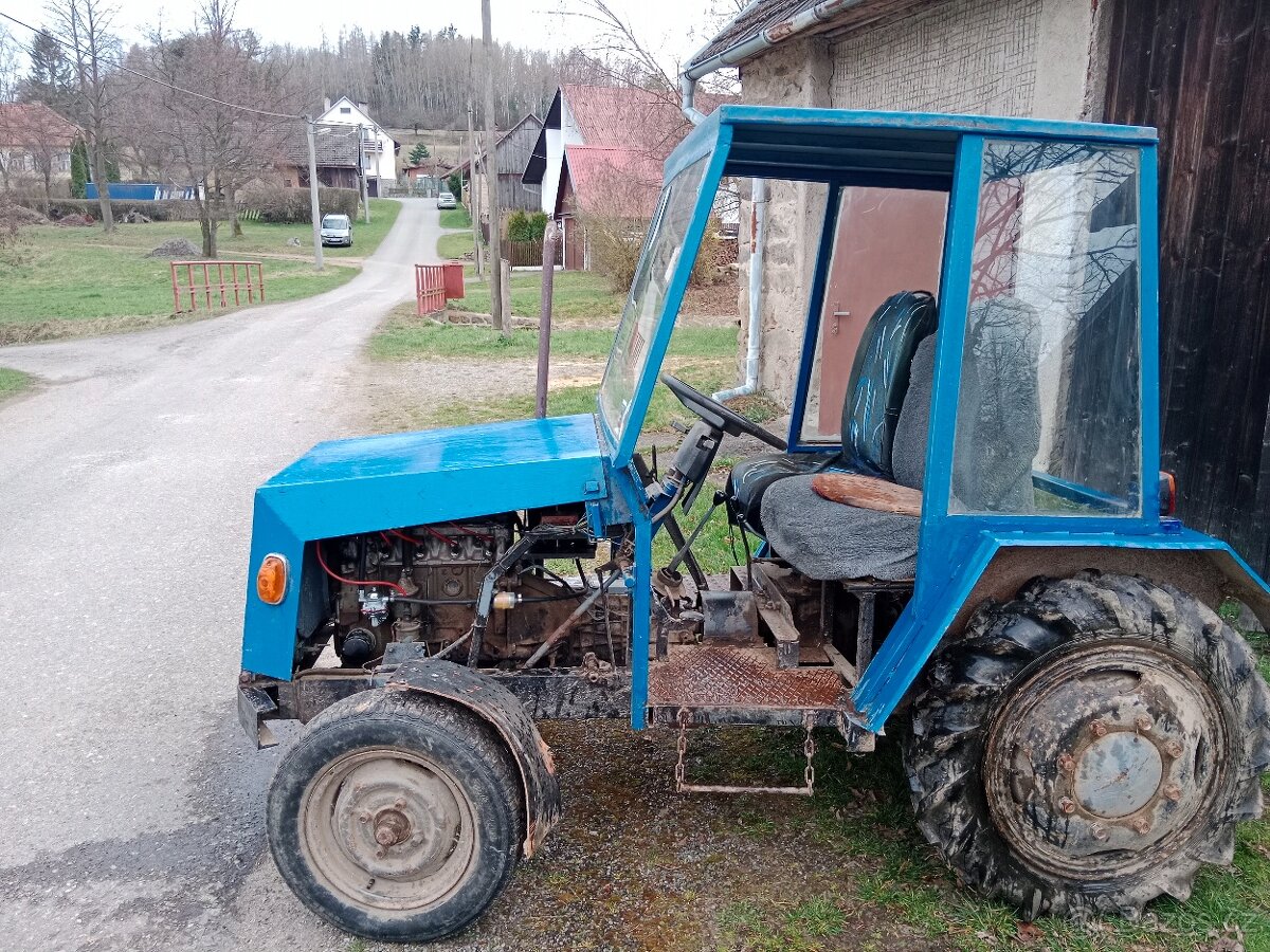 Malotraktor domácí výroby s vlečkou. - 2