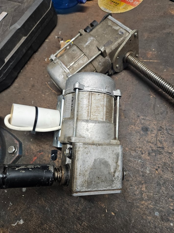 Elektromotor s převodovkou - 2