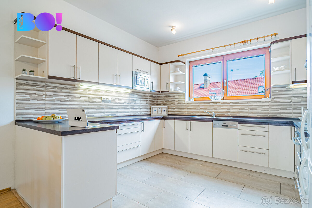 Prodej řadového rodinného domu 5+kk se zahradou a dvougaráží - 2