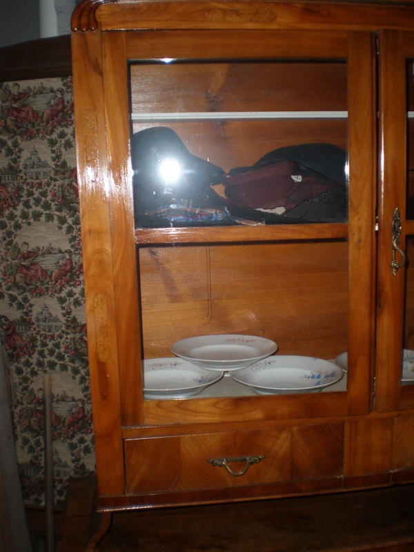pěkná komoda s prosklenou nástavbou - 2
