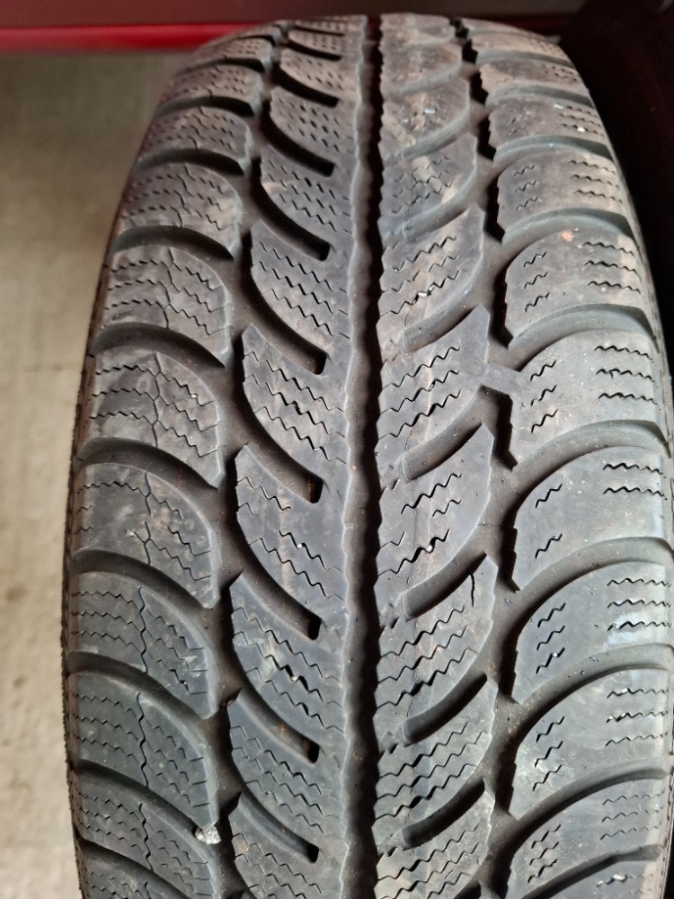 Prodám zimní pneumatiky Sava Eskimo 175/65/R14 - 2