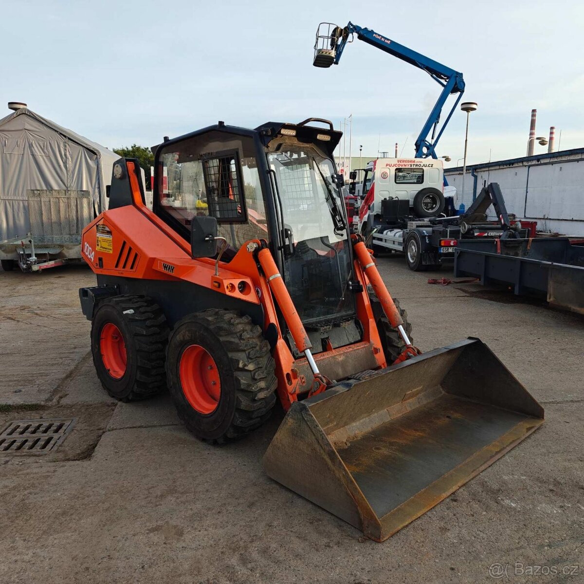 smykem řízený kolový nakladač Locust 1004 - 2