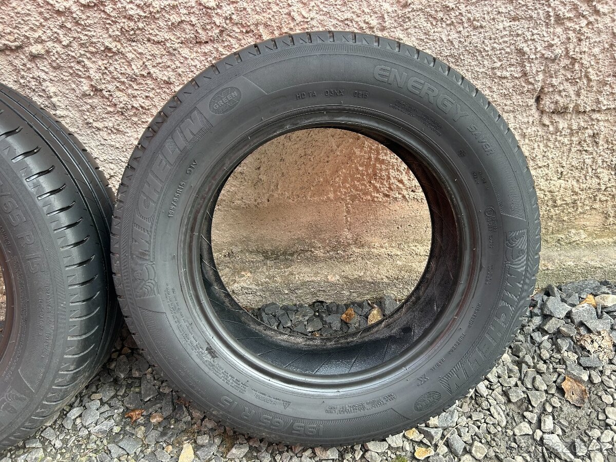 Přidám gumy 195/65/15. - 2