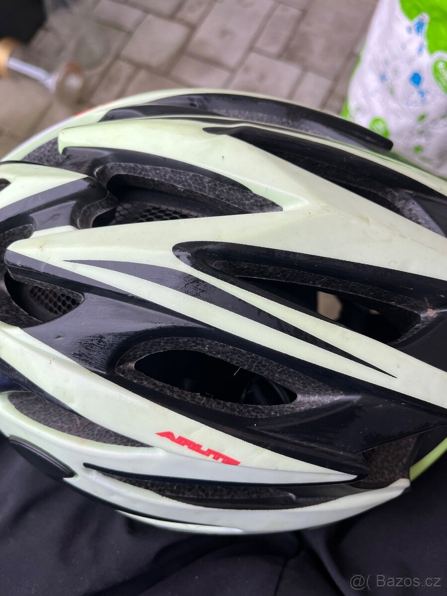 Cyklistické helmy - různé velikosti a motivy - 2