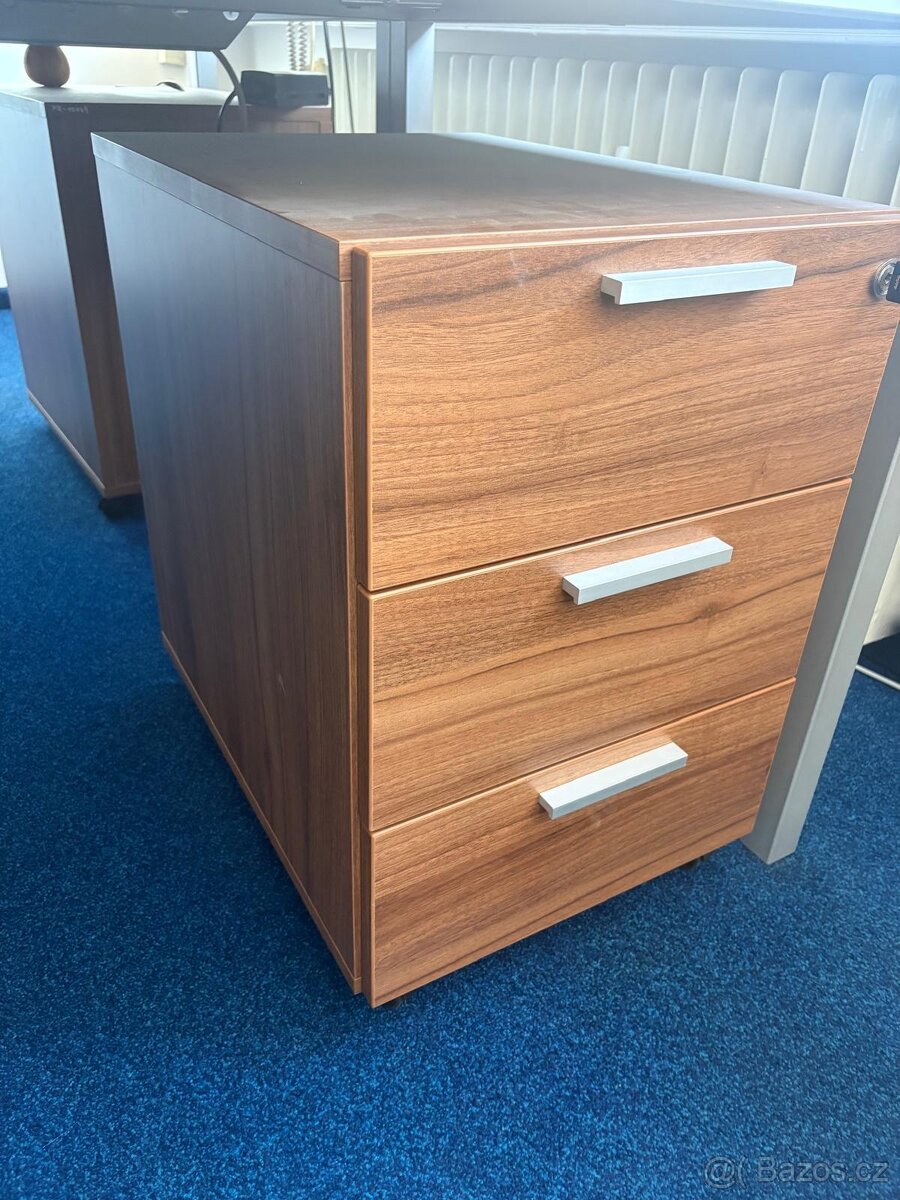 Kancelářský nábytek - stoly, kontejnery, skříňky - 2