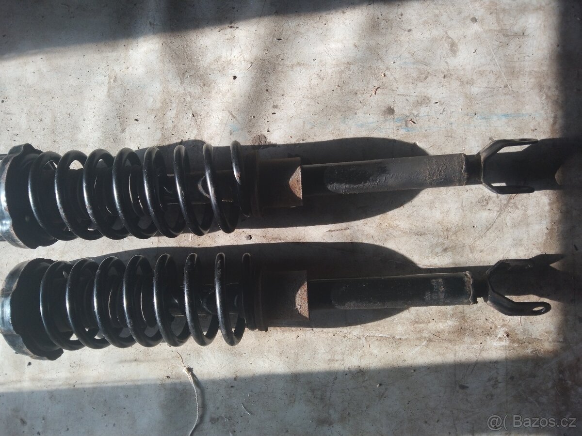 Přední pružiny na Mercedes Benz W211 E270 - 2