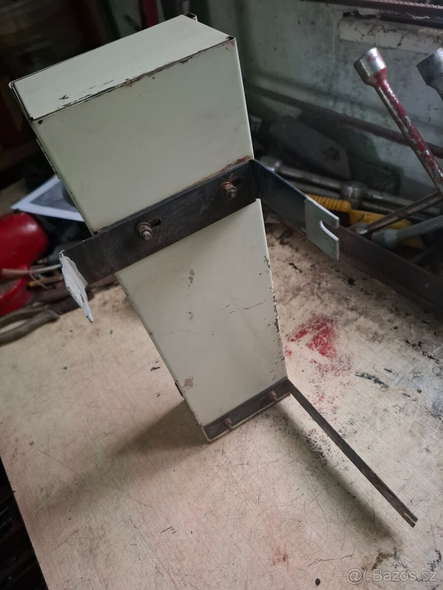 Škoda Rapid 130 - schránka do motoru originál - 2