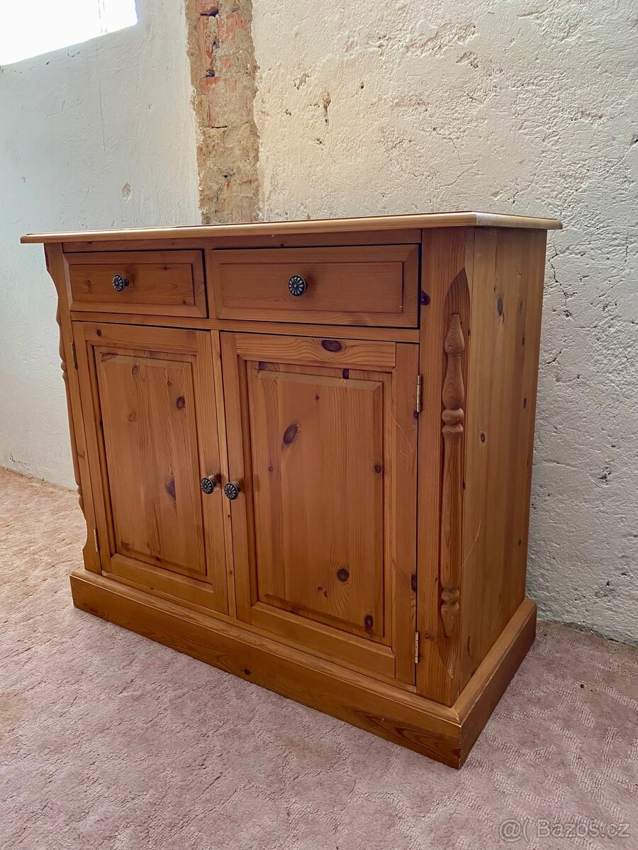 Skříňka z masivu - 2