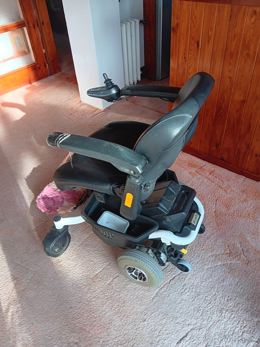 Elektrický invalidní vozík. - 2