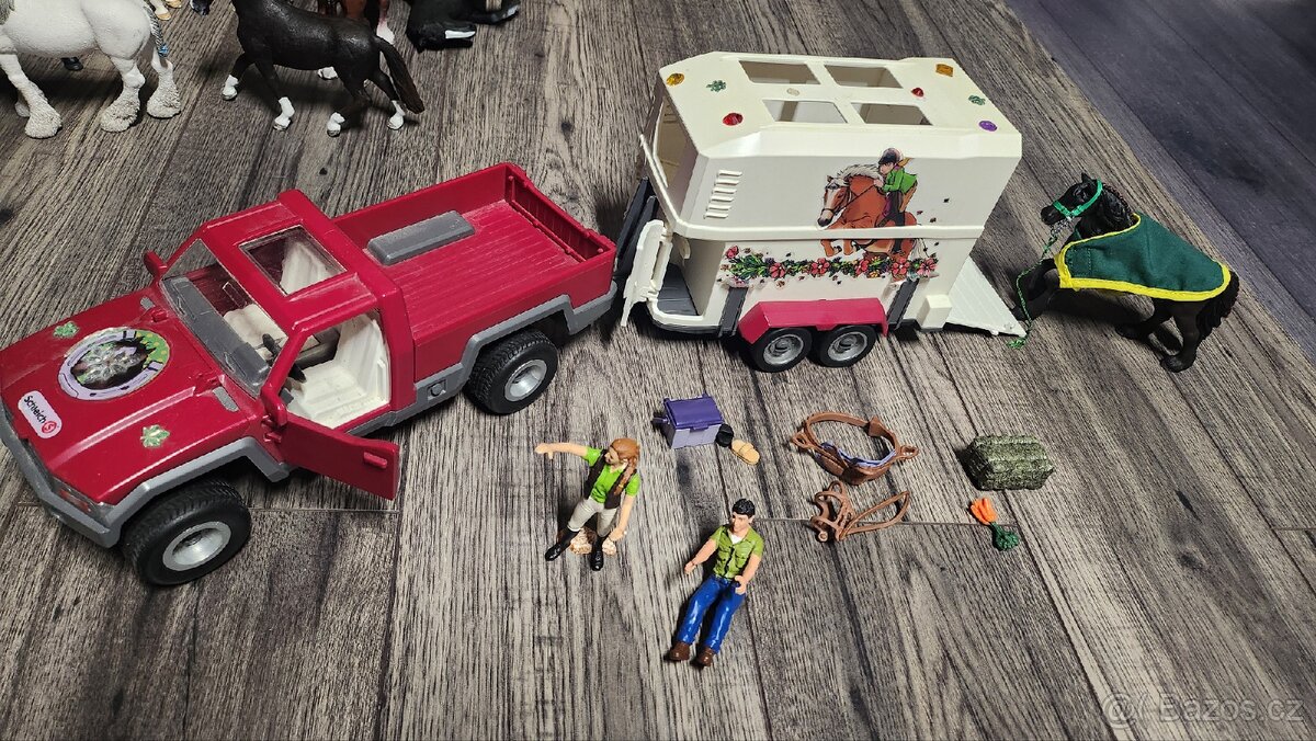 Schleich 42436 auto s koňských přívěsem - 2
