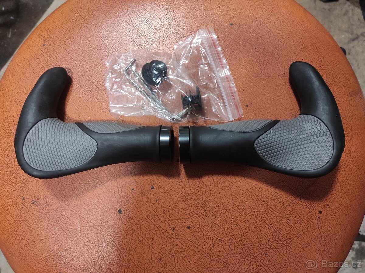 S spousta nových gripů na řídítka 1. - 2