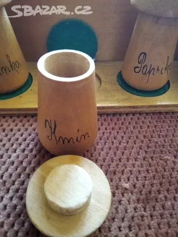 KOŘENKY dřevěné - sada 6 ks. v závěsné poličce. - 2