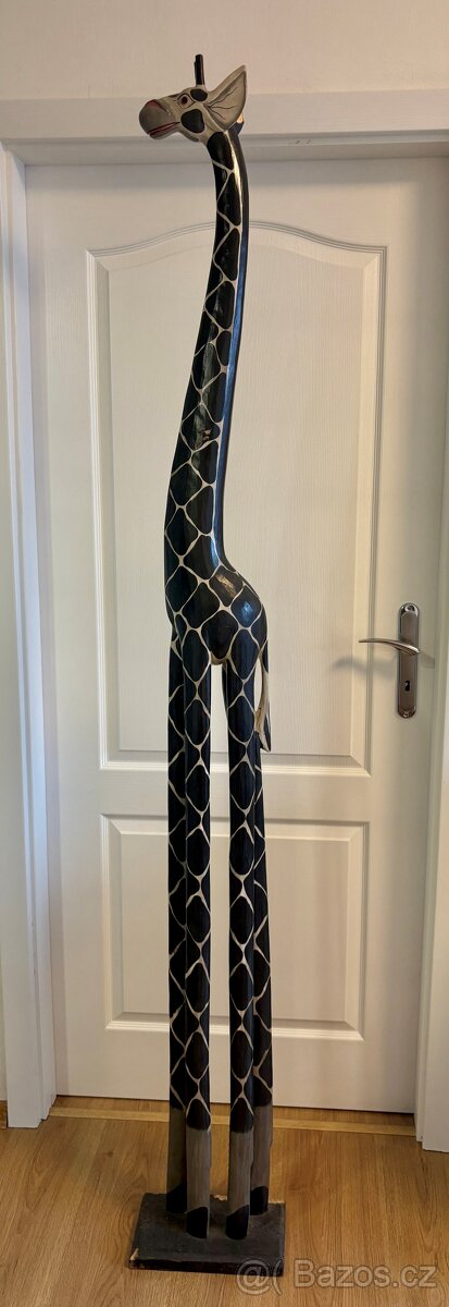 Prodám dřevěné sochy - Žirafa (202cm) a volavka - 2