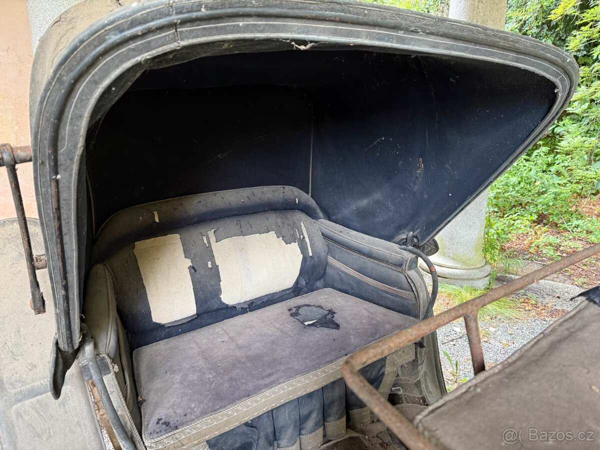 Historický dřevěný kočár (rok 1900) REZERVACE - 2