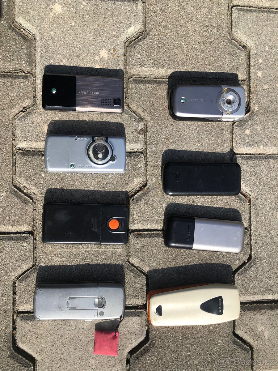 Staré mobily a příslušenství - 2