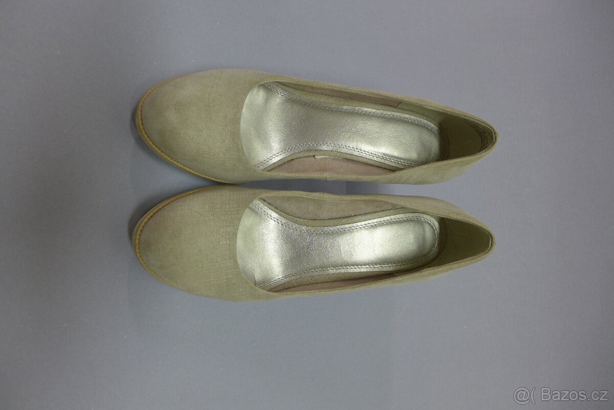 Nenošené světlé boty na podpadku. - 2