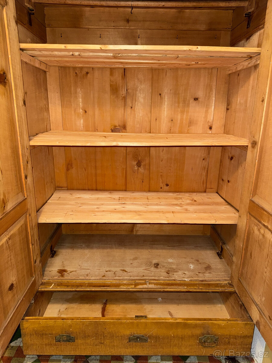 Rustikální starožitná skříň - 2