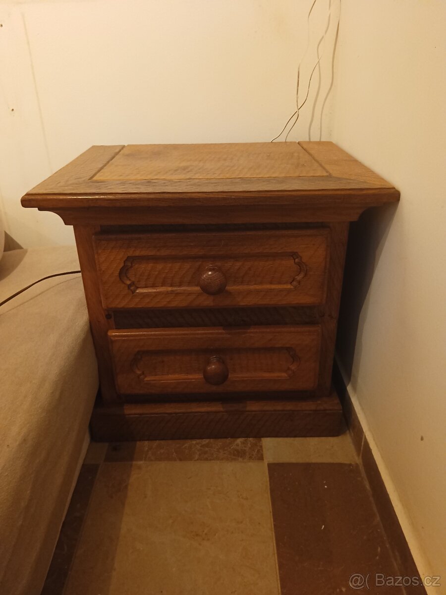Komoda, postel, noční stolky - 2