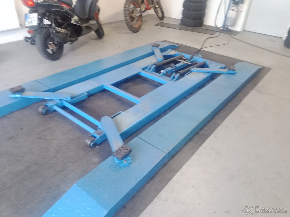 Prodám mobilní nůžkový zvedák do 2700kg - 2