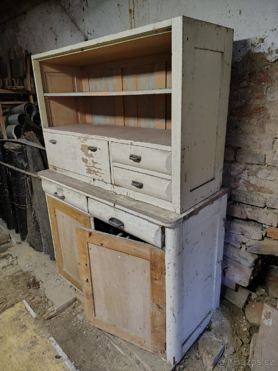 Starý nábytek a cirkulárka - 2