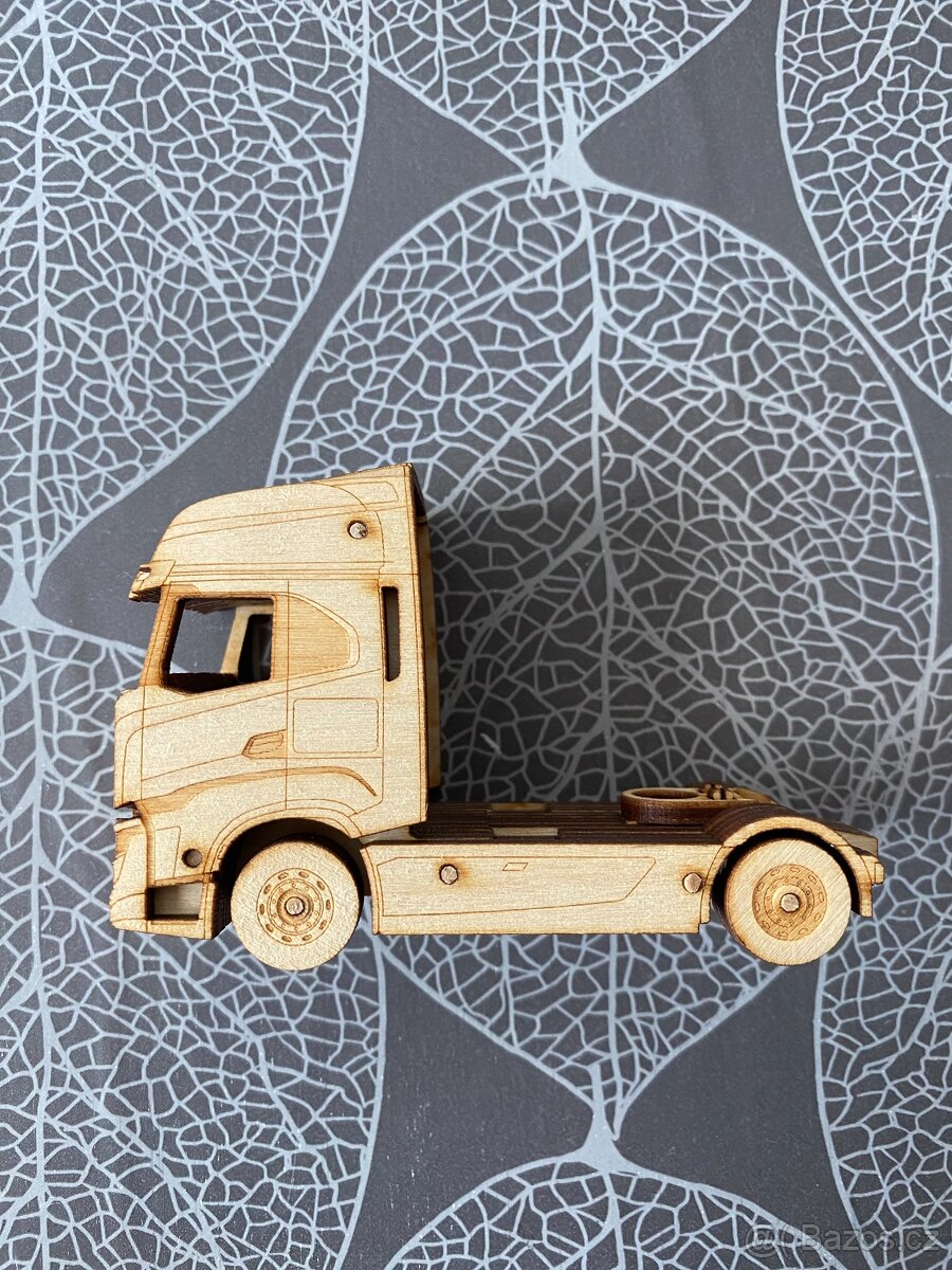 Nové modely Iveco S-Way s návěsem, Tatra 813 s přívěsem - 2