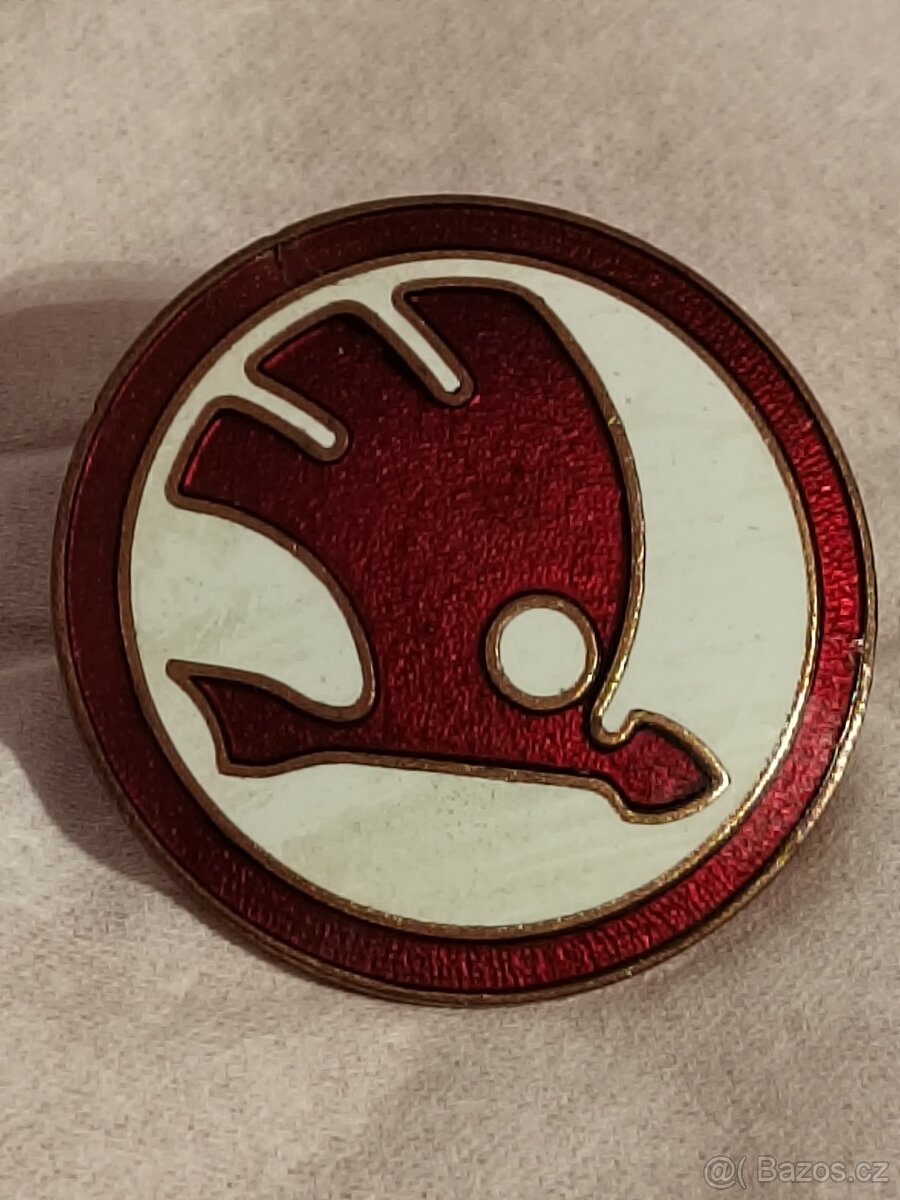 Chladičový odznak Škoda. Červený a černý. - 2
