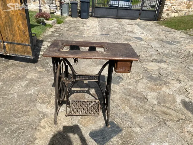 Stary sici stolek SINGER - 2