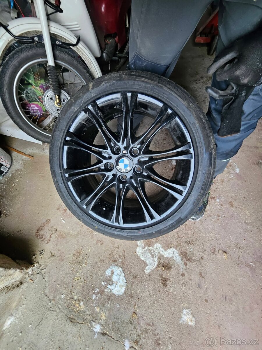 BMW e61 kola+gumy - 2