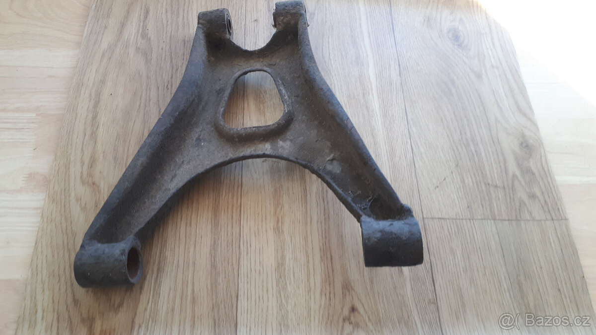Trabant 601 - rameno přední poloosy - 2