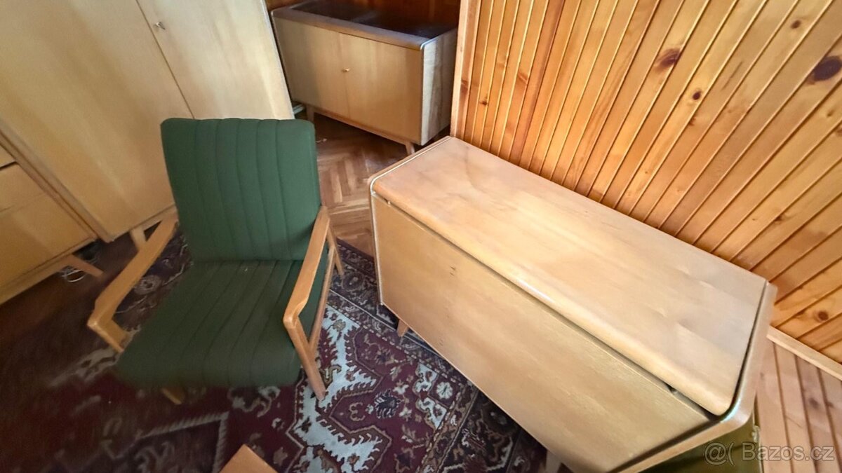 Starý sedací kout a křesílka - 2