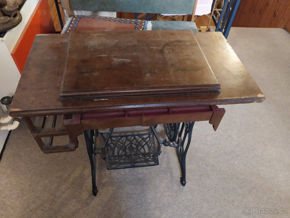 Starožitný šicí stroj Royal. - 2