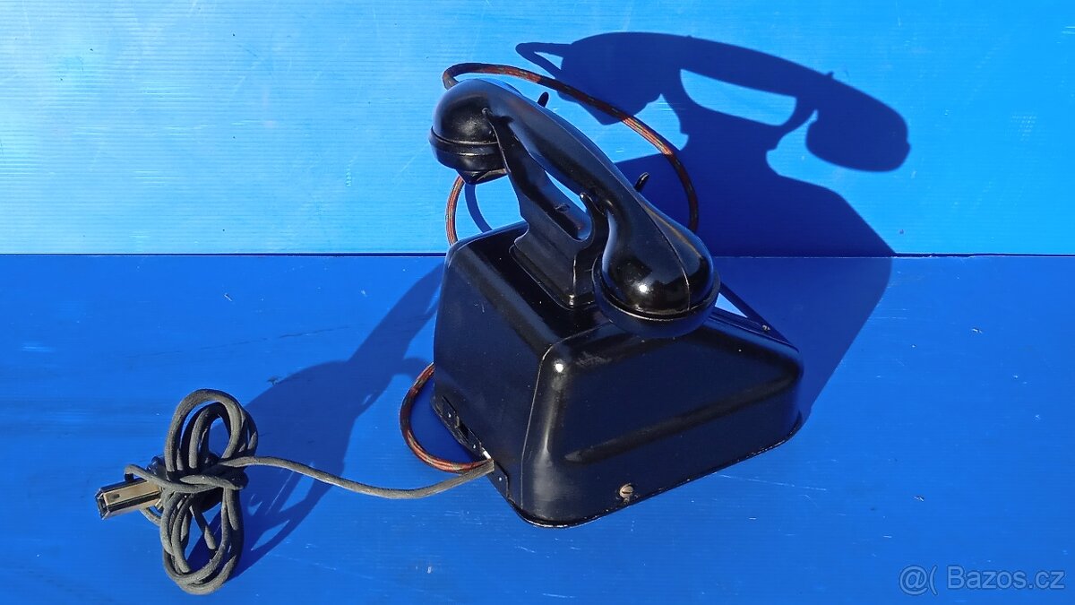 Historický retro telefon s kličkou. - 2