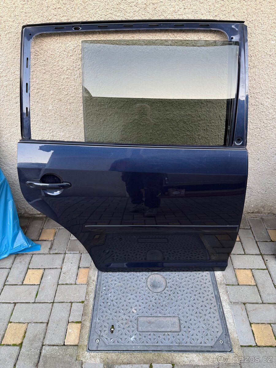 VW Touran 1T3 pravé a levé dveře . - 2