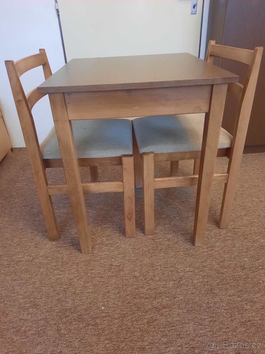 2 čalouněné židle a menší stůl - 2