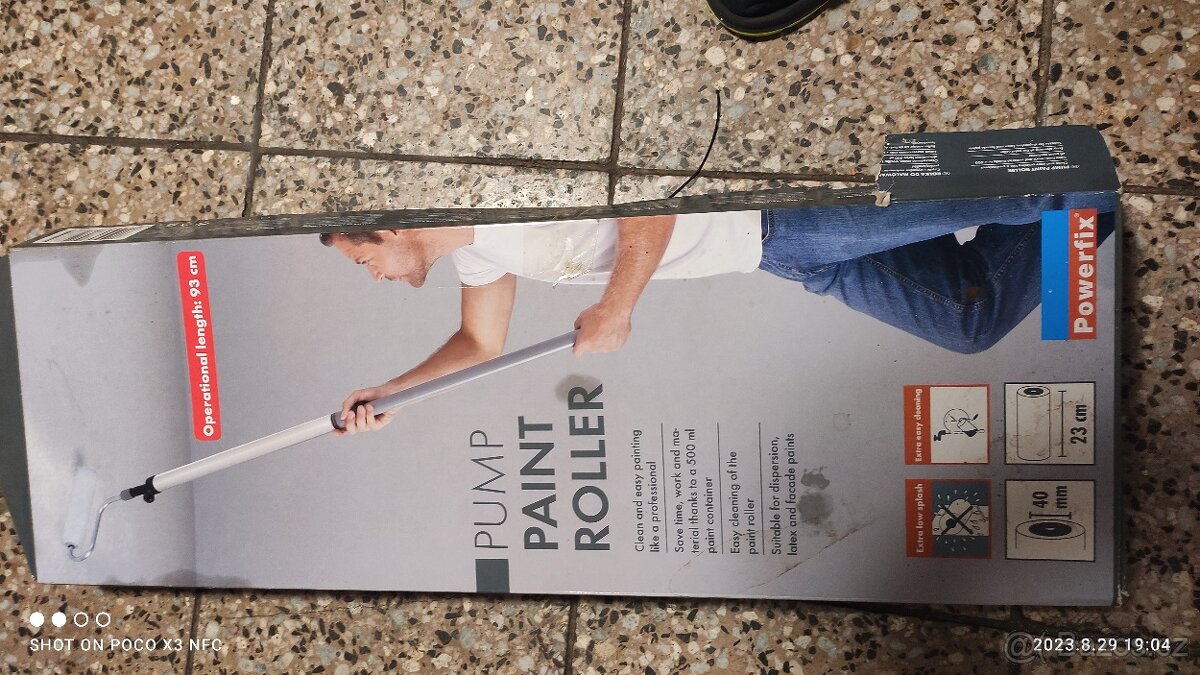 Malířský váleček s nádržkou. - 2