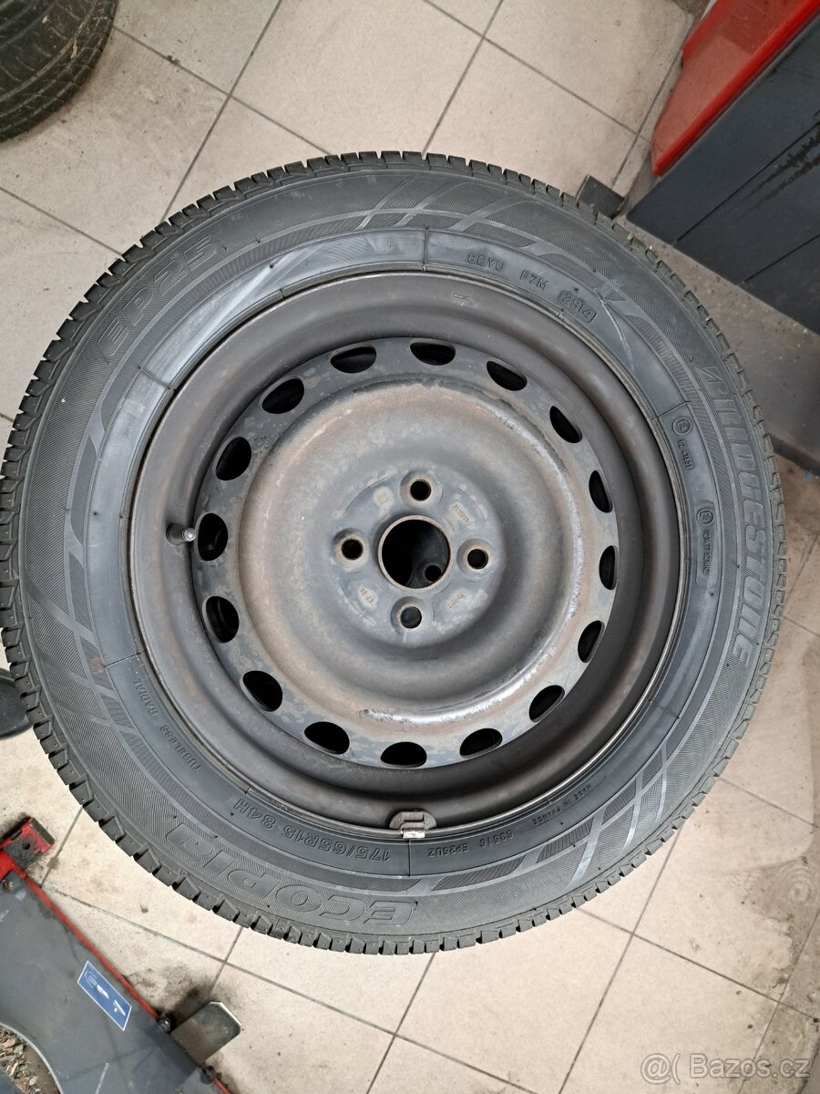 PRODÁM KOMPLET KOLA TOYOTA YARIS - 2