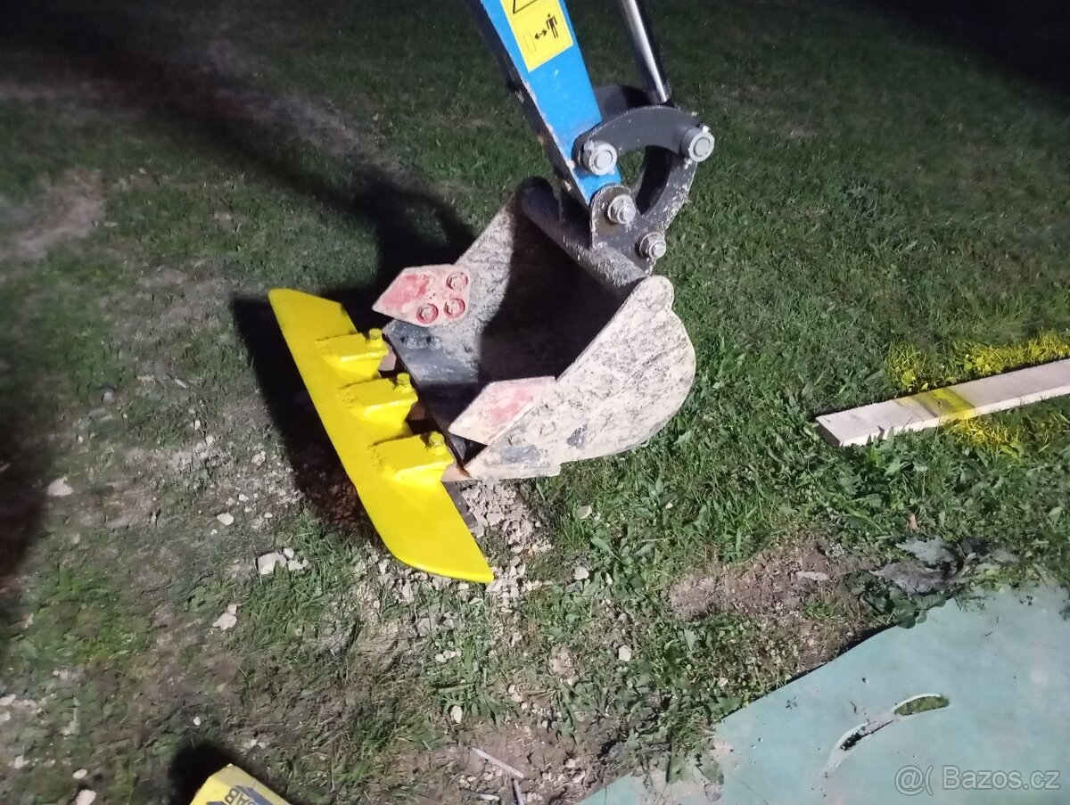 Rovnací břit příslušenství pro minibagry - 2