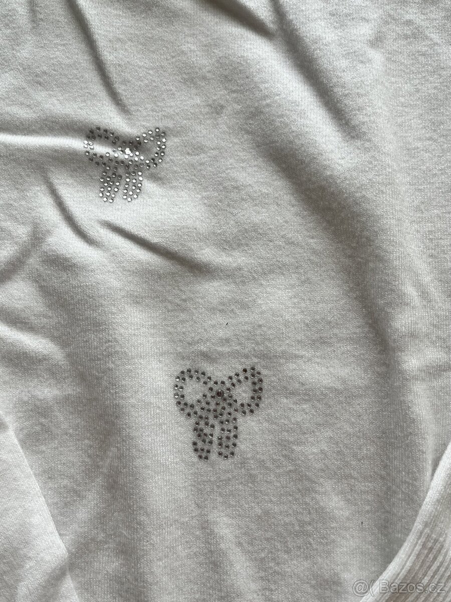 Bílý svetřík pro dívku. - 2